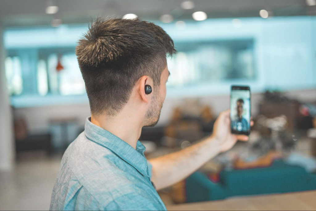 man streaming outdoors on smartphone